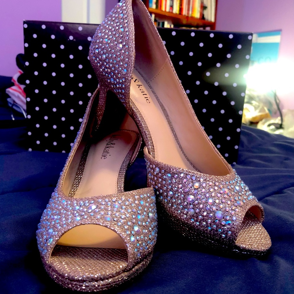 EUC sz 6 Kelly & Katie silver DAZZLING cocktail heels! 👠
